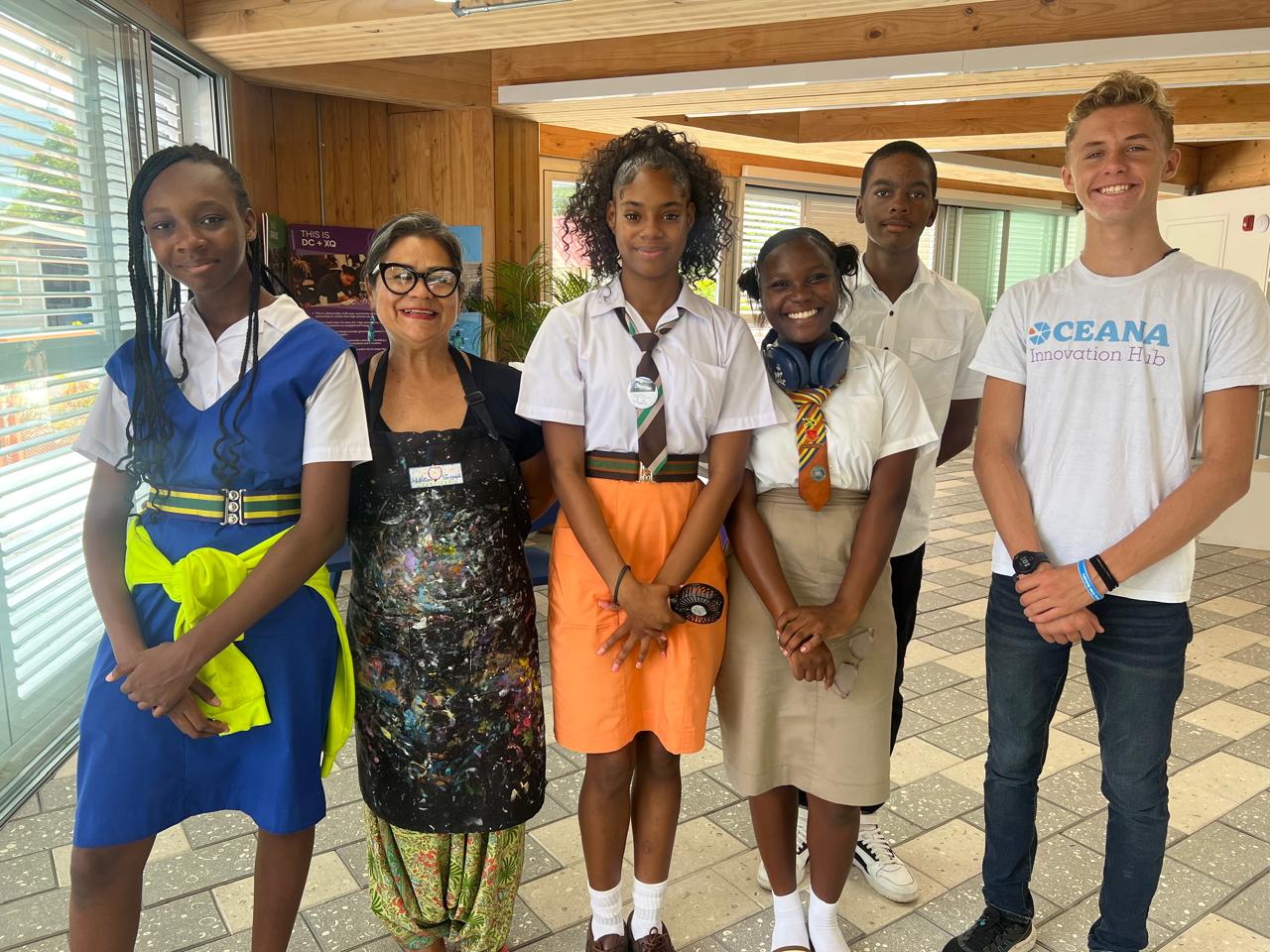 Arte, océanos y diplomacia cultural: la artista colombiana María Antonia Ruiz transforma Barbados con murales hechos de plástico reciclado