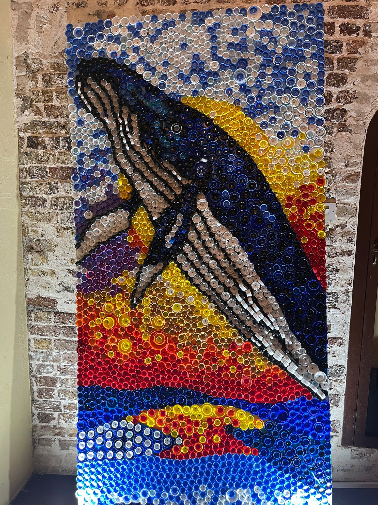 Arte, océanos y diplomacia cultural: la artista colombiana María Antonia Ruiz transforma Barbados con murales hechos de plástico reciclado