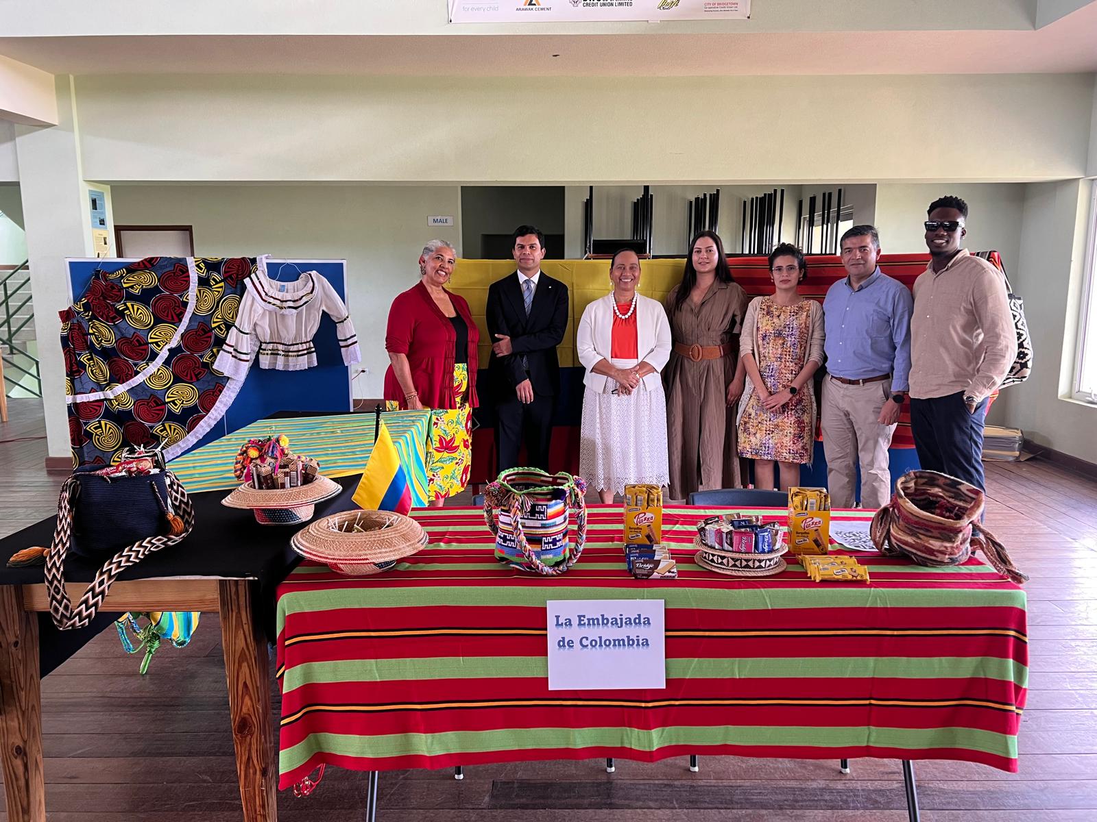 Embajada de Colombia en Barbados participa en día del idioma español de la escuela secundaria Darryll Jordan