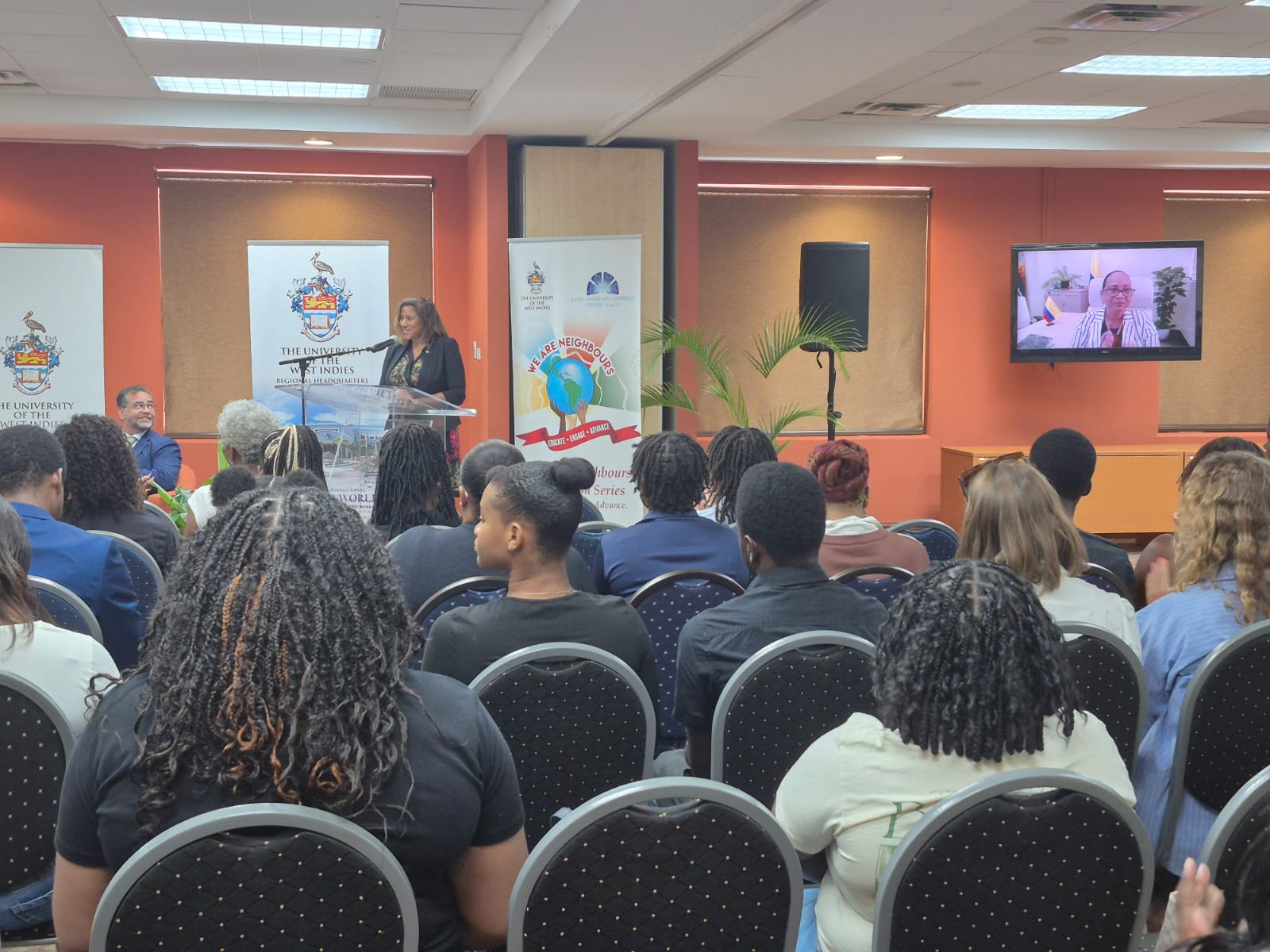 Colombia destaca liderazgo diplomático en protección de los océanos durante panel académico en la Universidad de West Indies